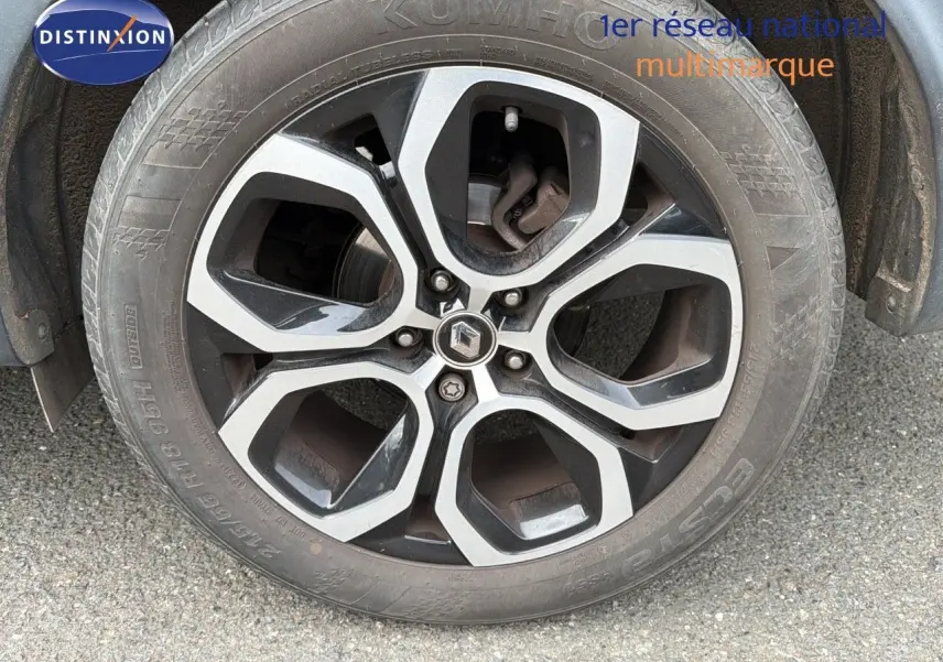 Vue rapprochée sur la roue arrière droite d'un Renault Arkana gris 2022, soulignant le pneu et l'arche de roue.