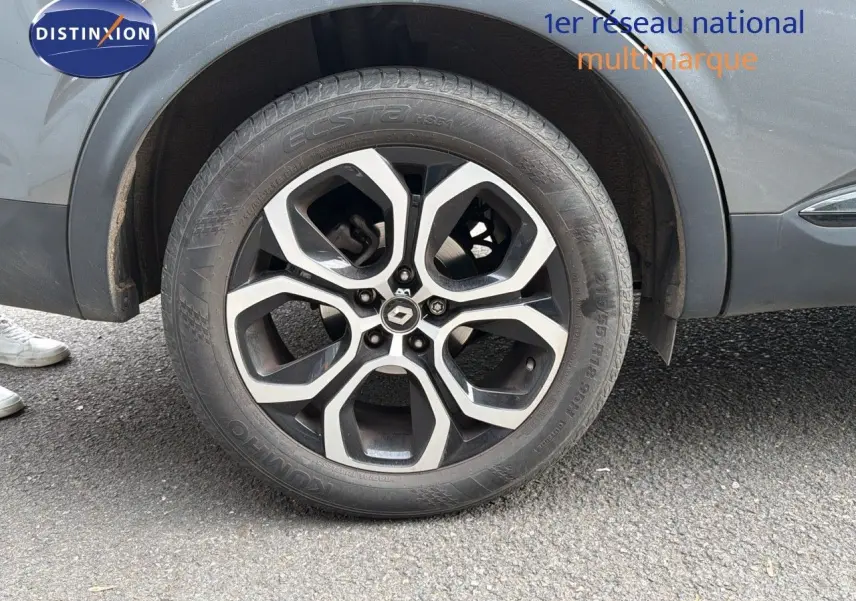Gros plan sur la roue avant droite gris foncé du Renault Arkana 1.3 TCE 140 Intens EDC avec jante alliage bicolore.