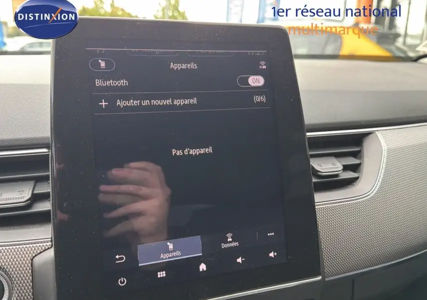 Vue intérieure centrée sur l'écran tactile du tableau de bord du Renault Arkana gris 2022, version Intens.