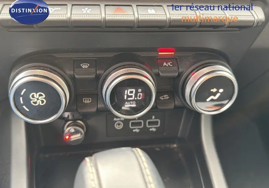 Commandes de climatisation automatique affichant 19°C et ports USB sur la console centrale d'une Renault Arkana gris 2022.