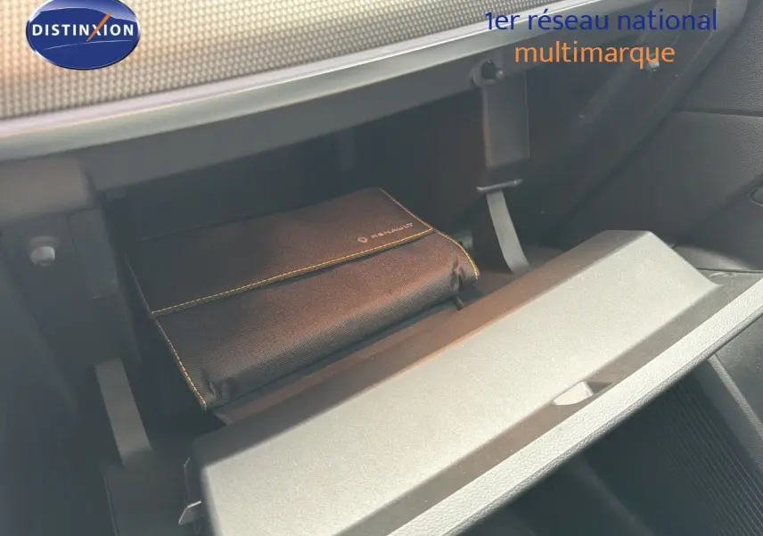 Gant de boîte à gants ouvert montrant une pochette Renault noire à l'intérieur d'un Renault Arkana gris 2022.