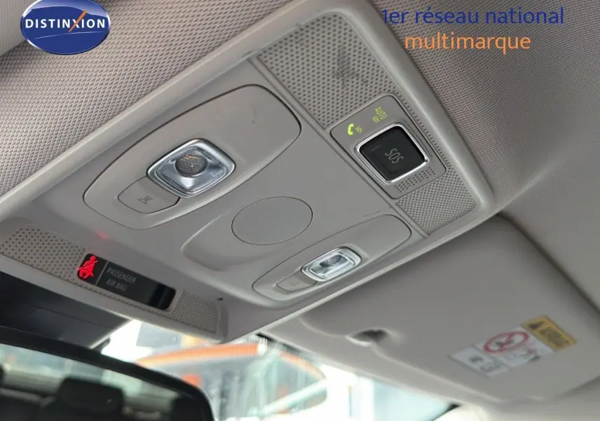 Plafonnier intérieur gris avec commandes d'éclairage et bouton SOS du Renault Arkana 2022 essence vue depuis l'avant.