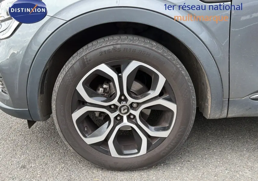 Gros plan sur la roue avant gauche gris foncé d'un Renault Arkana 2022 avec jante alliage bicolore.