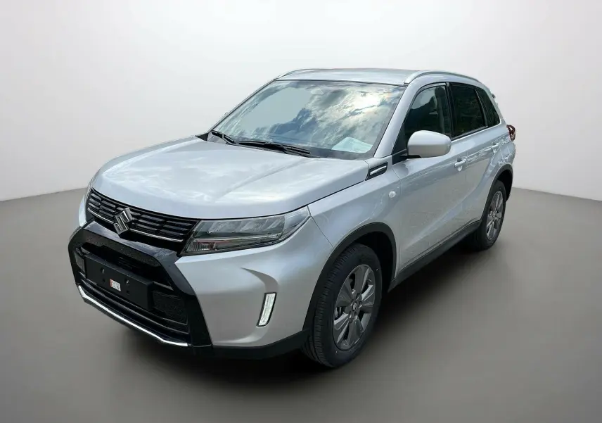 Suzuki Vitara 2025 silky silver en 3/4 avant droit, SUV hybride essence avec calandre noire distinctive.