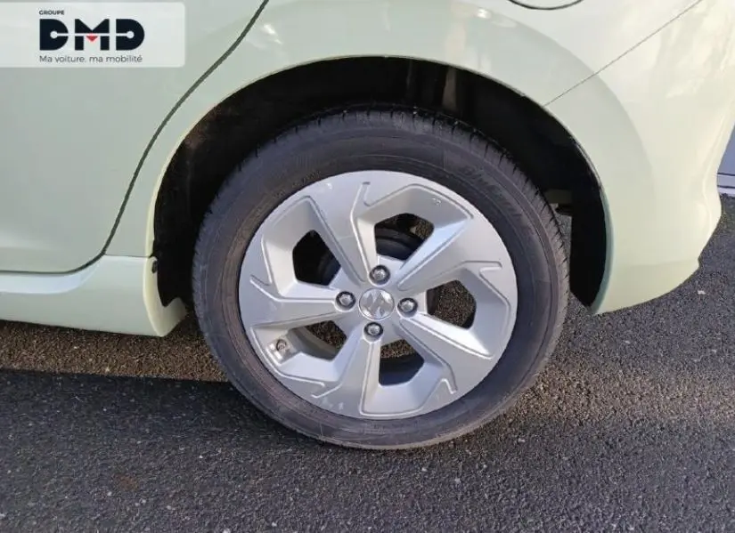 Gros plan sur la roue arrière droite de la Suzuki Swift 1.2 Privilege Hybrid 2024 en couleur Cool Yellow.