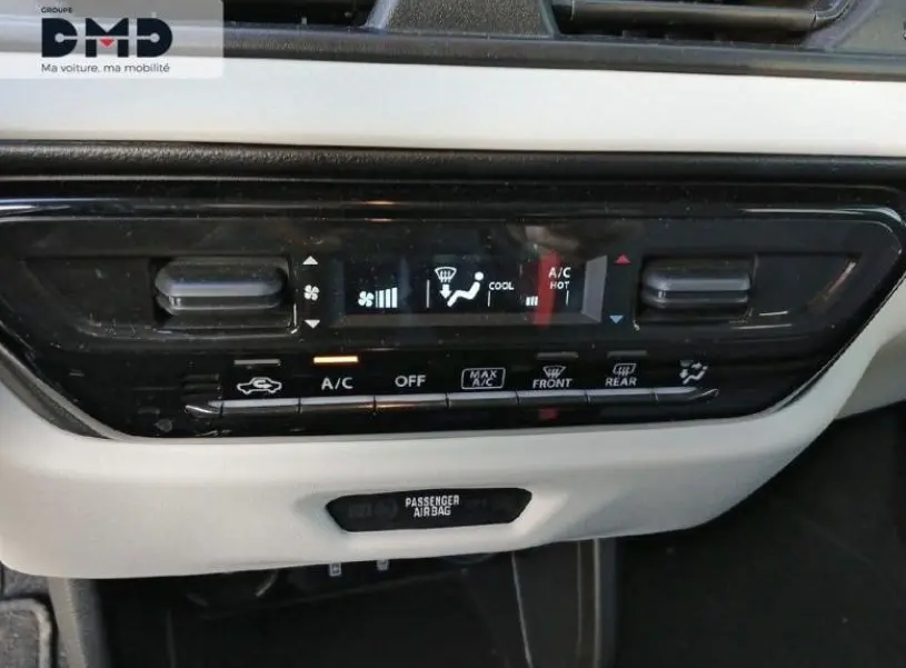 Panneau de commande de climatisation de la Suzuki Swift 1.2 Privilège Hybrid 2024, vue frontale intérieure.