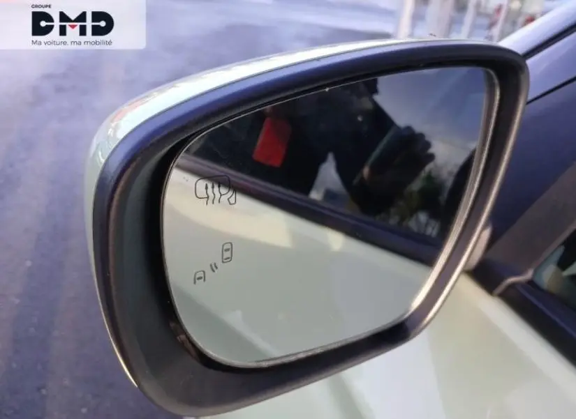 Rétroviseur extérieur côté droit d'une Suzuki Swift 1.2 Privilège Hybrid 2024 en Cool Yellow, avec affichage d'alerte.