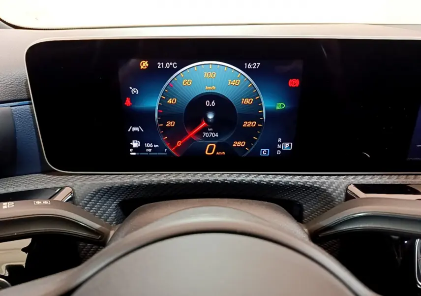 Vue rapprochée du tableau de bord numérique de la Mercedes Classe A 180 d Business Line 2020 avec affichage vitesse et indicateurs.