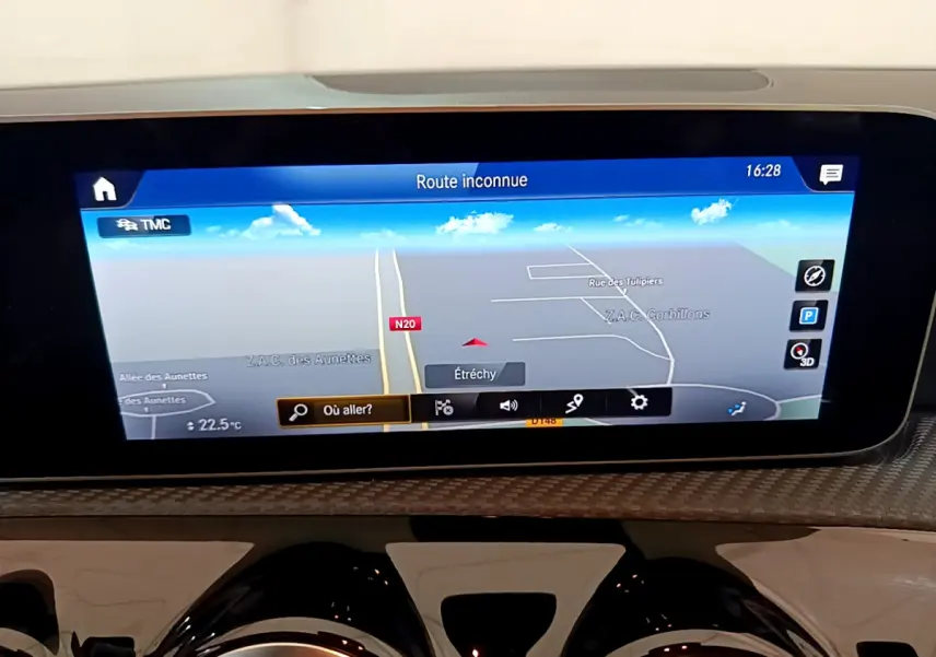 Écran tactile 10,3 pouces du système de navigation de la Mercedes Classe A gris clair, affichant une carte 3D.