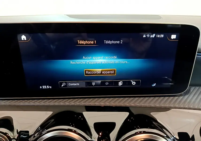 Écran tactile central affichant la connexion Bluetooth dans l’habitacle d’une Mercedes Classe A 180 d Business Line 2020.