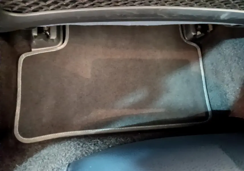 Tapis de sol noir avec surpiqûres blanches côté passager avant d'une Mercedes Classe A gris clair 2020.