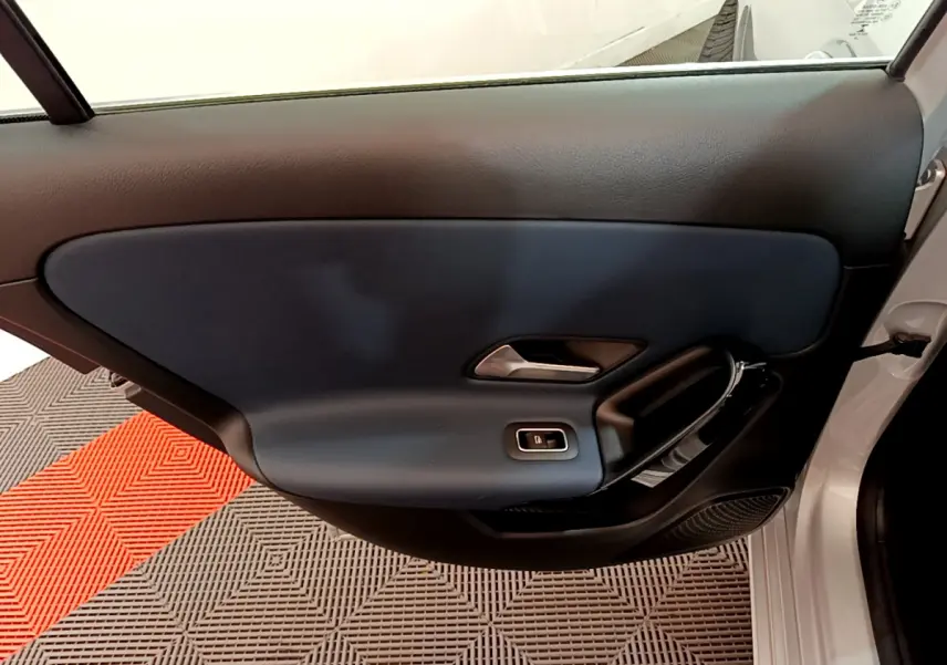 Vue intérieure sur la porte avant droite de la Mercedes Classe A 180 d Business Line 2020 avec panneau noir et bleu.