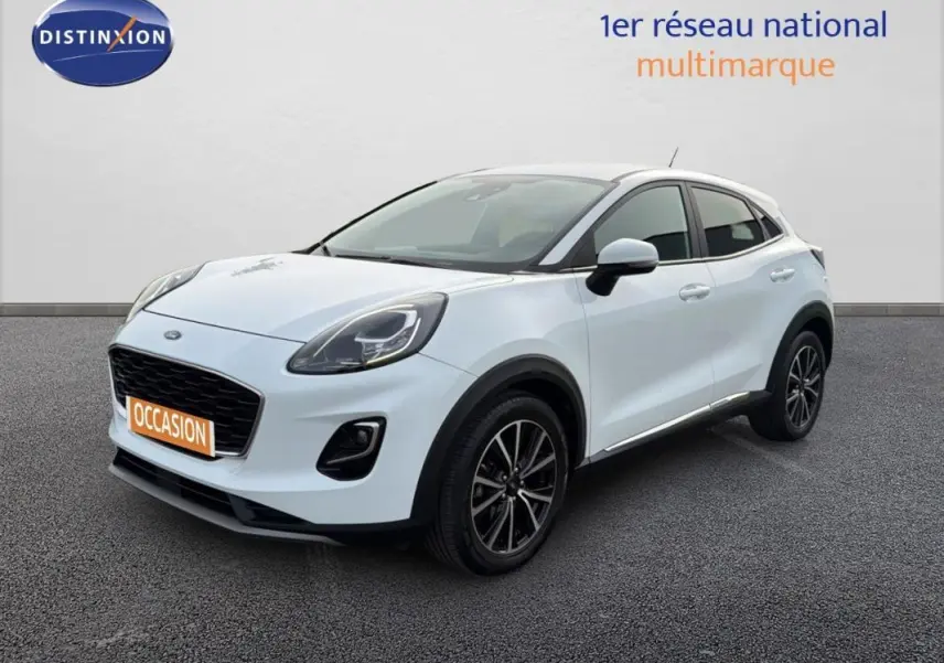 Ford Puma blanc en 3/4 avant droit, avec jantes alliage noires et vitres surteintées visibles.