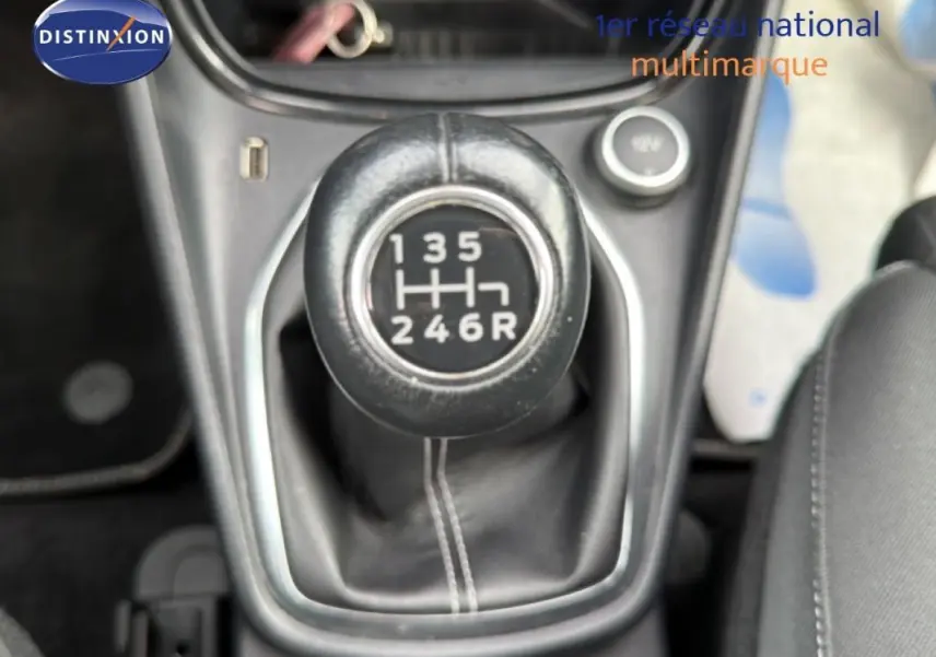 Gros plan sur le levier de vitesses manuel noir de la Ford Puma 2020, entouré de la console centrale.