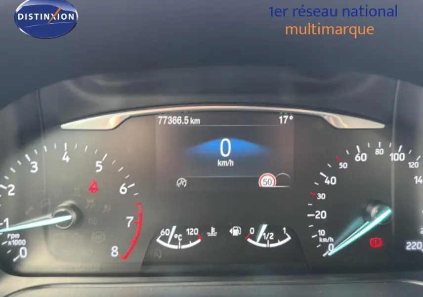 Tableau de bord numérique du Ford Puma 2020 affichant 77 366 km, vitesse à 0 km/h et température extérieure à 17°C.