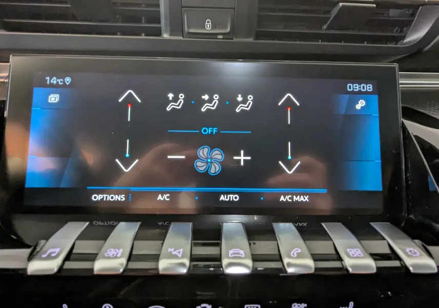 Écran tactile central de la Peugeot 508 SW gris montrant le réglage de la climatisation avec commandes piano en argent.