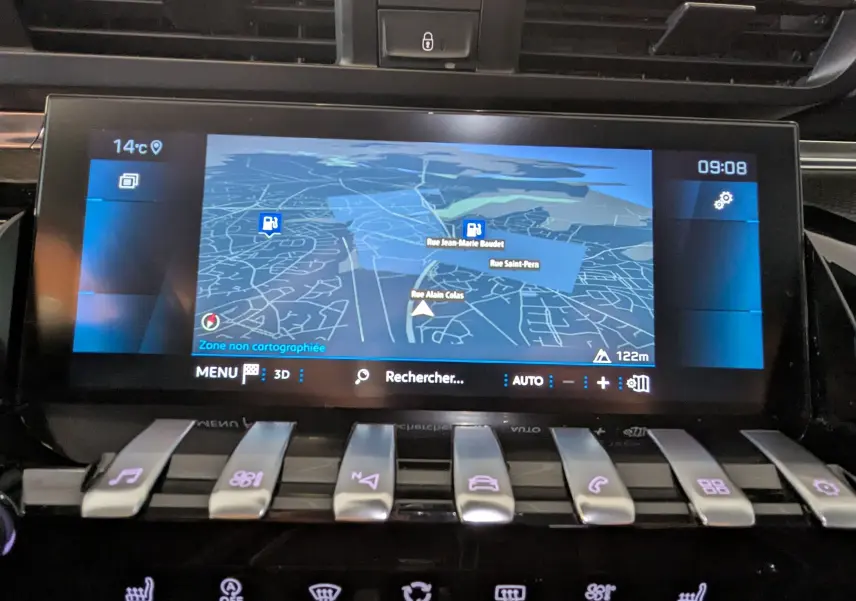 Écran tactile central avec navigation GPS affichée dans l’habitacle d’une Peugeot 508 SW gris, vue rapprochée du tableau de bord.