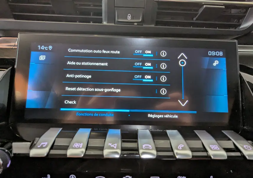 Écran tactile du tableau de bord de la Peugeot 508 SW gris, affichant les réglages d’aide à la conduite.