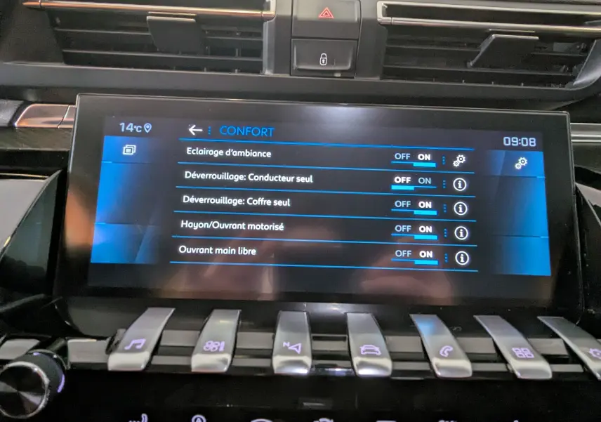 Écran tactile central en vue rapprochée dans Peugeot 508 SW gris, affichant les réglages de confort activés.
