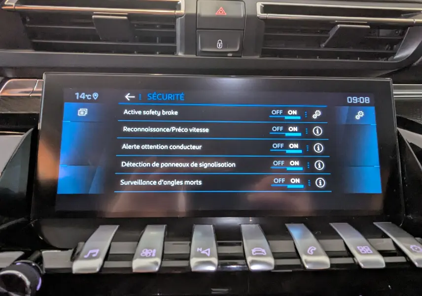 Écran tactile central du tableau de bord du Peugeot 508 SW gris, affichant les options de sécurité activées.