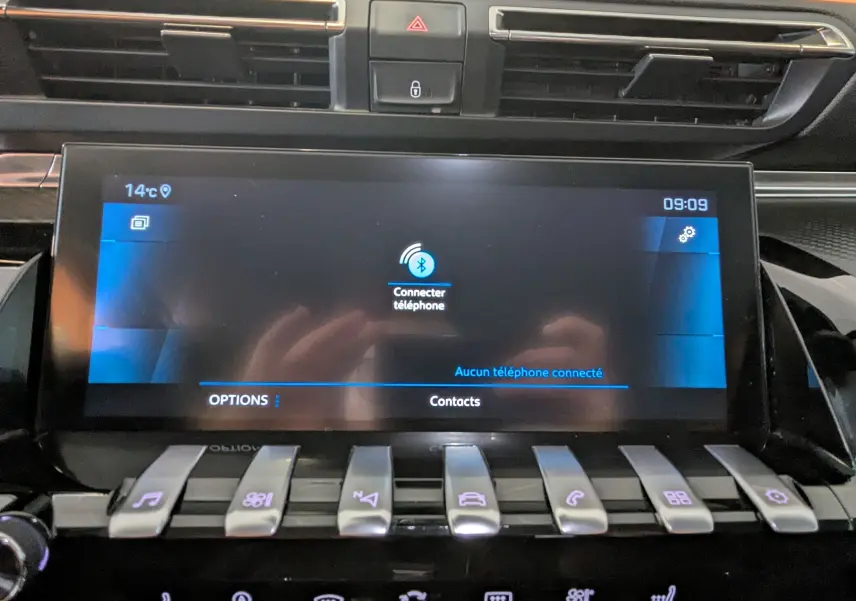 Écran tactile central de la Peugeot 508 SW gris, vue frontale du tableau de bord avec commandes tactiles en bas.