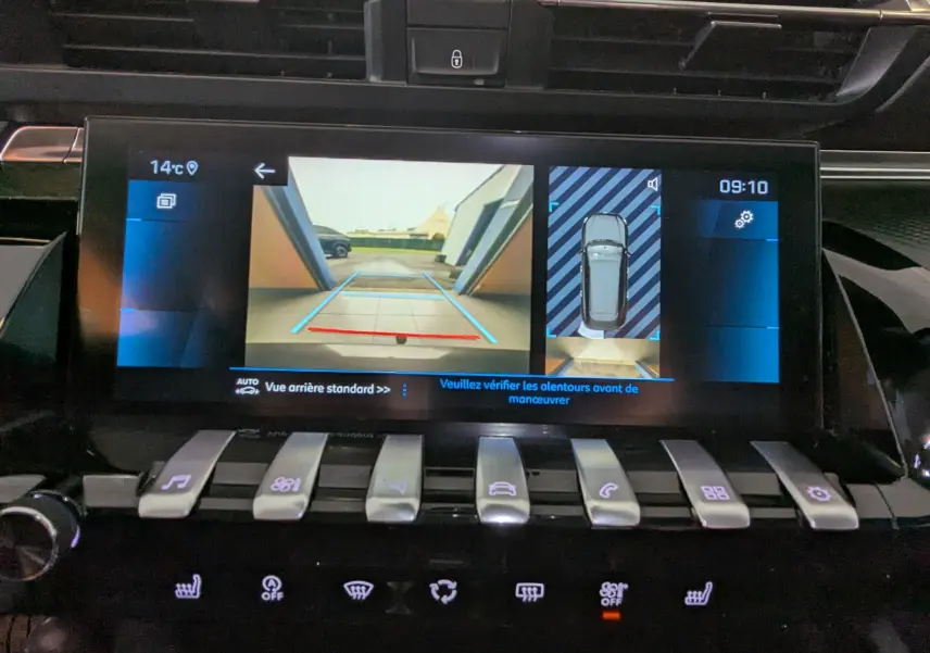 Écran tactile central de la Peugeot 508 SW gris montrant la caméra de recul et l'affichage 360° intérieur.