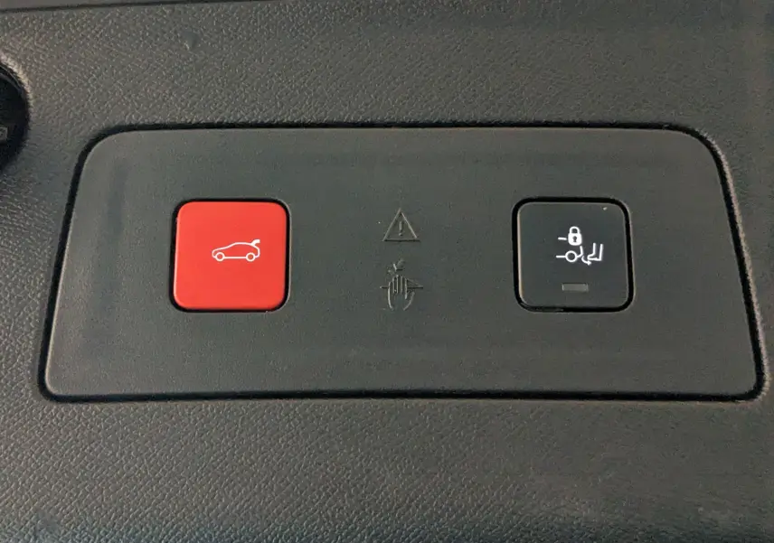 Gros plan sur les boutons de commande du hayon électrique et du verrouillage des sièges dans une Peugeot 508 SW gris 2021.