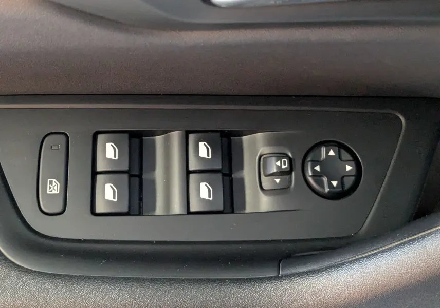 Panneau de commandes des vitres et rétroviseurs côté conducteur d'une Peugeot 508 SW gris, intérieur noir.