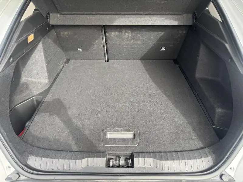 Coffre ouvert vu de l'arrière d'un Renault Arkana blanc 2025, montrant un espace de chargement propre et spacieux.