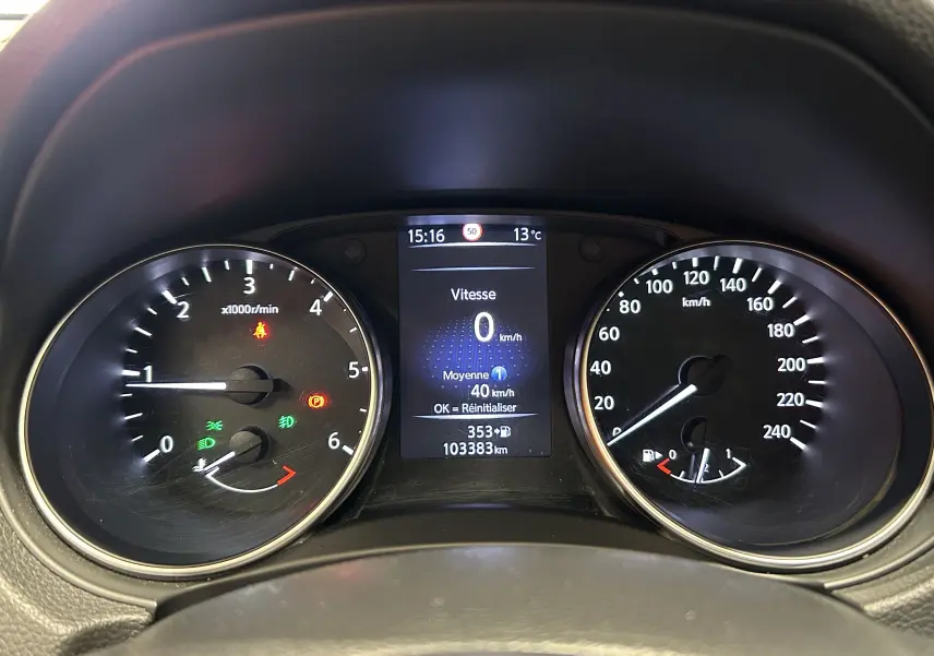 Vue rapprochée du tableau de bord du Nissan Qashqai 1.6 dCi 130, affichant la vitesse à 0 km/h et le compteur kilométrique.