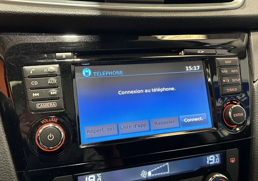 Vue rapprochée de l’écran tactile central du Nissan Qashqai blanc, affichant la connexion au téléphone.