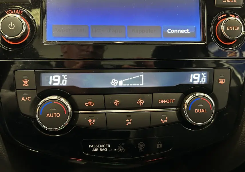 Détail de la console centrale du Nissan Qashqai blanc 2018 montrant la climatisation automatique bi-zone à 19°C.