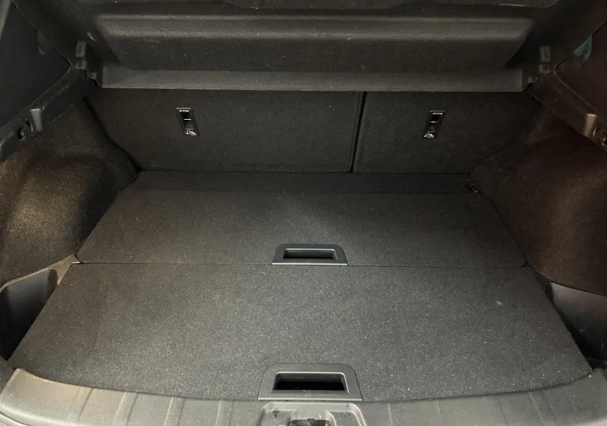 Vue intérieure du coffre spacieux et propre du Nissan Qashqai 1.6 dCi 130 N-Connecta, revêtement tissu noir.