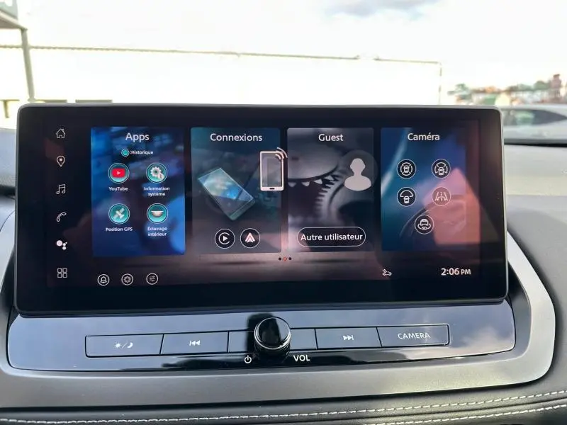 Écran tactile central du tableau de bord du Nissan Qashqai 2025, affichant les menus Apps, Connexions, Guest et Caméra.
