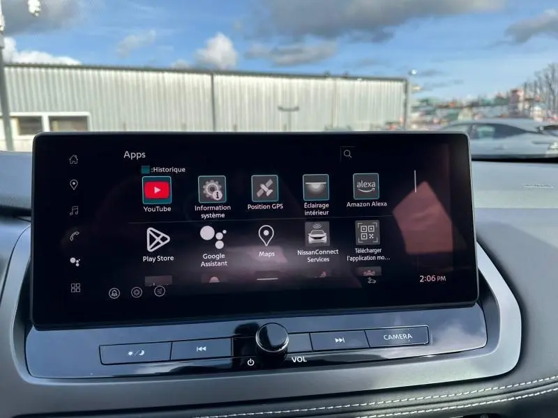 Écran tactile central du Nissan Qashqai Hybrid e-POWER 2025 affichant les applications connectées, intérieur moderne et lumineux.