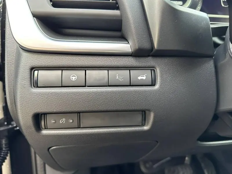 Gros plan sur les commandes côté gauche du tableau de bord du Nissan Qashqai Hybrid e-POWER 2025 noir Kuro Métallisé.