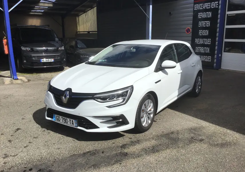 Renault Mégane IV Société blanche vue en 3/4 avant droit, avec calandre noire et phares LED distinctifs.