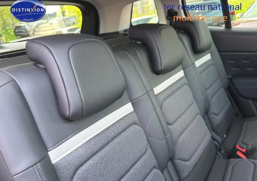 Vue intérieure de la 2e rangée de sièges individuels en cuir noir et tissu gris du Citroën C5 Aircross 2025.
