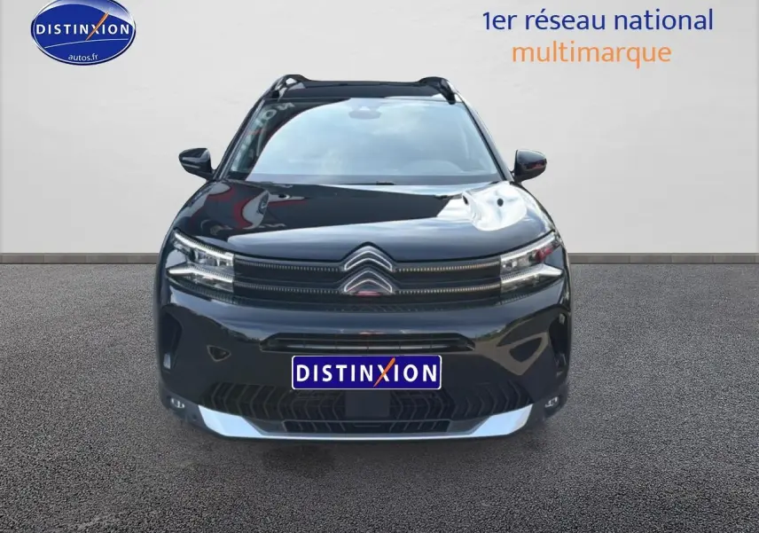 Vue frontale d'un Citroën C5 Aircross noir Perla Nera avec calandre distinctive et phares LED fins.