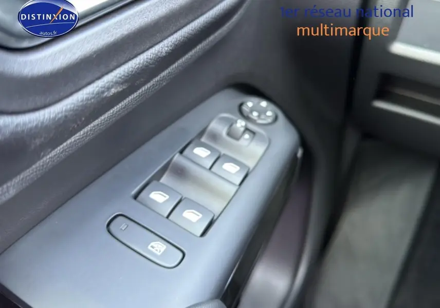 Gros plan sur les commandes des vitres électriques côté conducteur du Citroën C5 Aircross noir Perla Nera 2025.