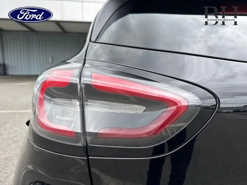 Gros plan sur le feu arrière gauche du Ford Puma 2023 noir Agate Métallisée avec vitres arrière surteintées.