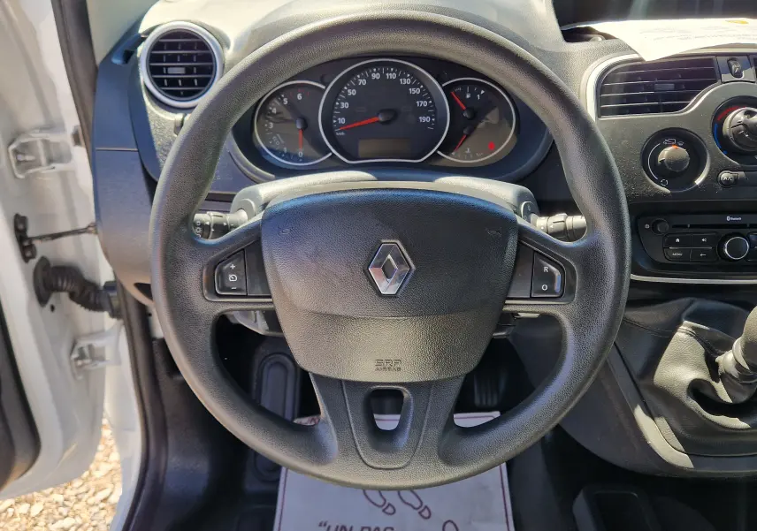 Écran tactile R-Link du Renault Kangoo 2021 affichant la radio Skyrock et la navigation GPS en mode carte.
