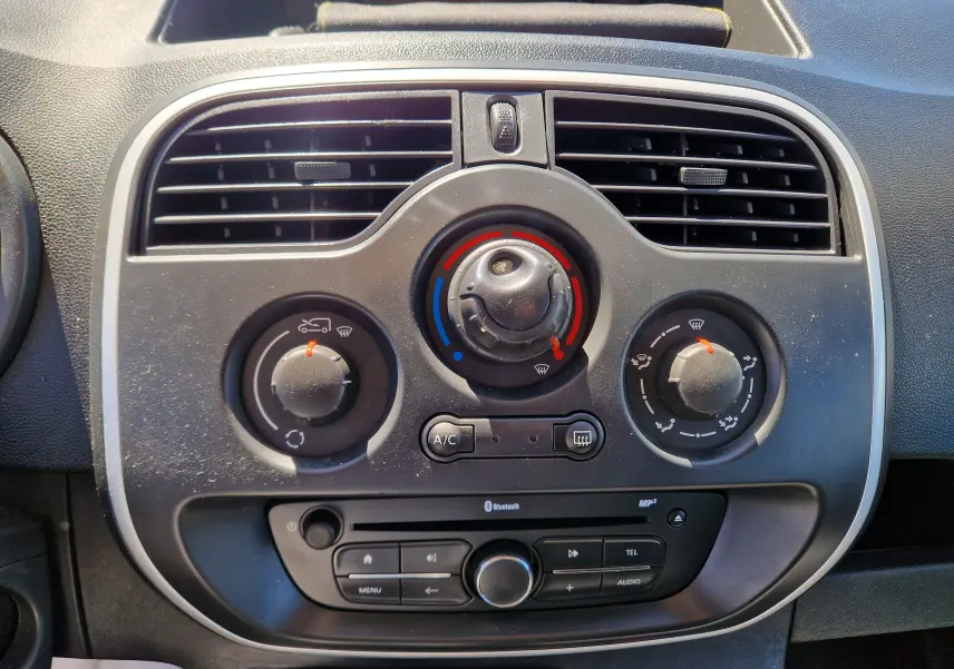 Écran central du Renault Kangoo 2021 montrant l'alerte de proximité avec représentation du véhicule blanc.