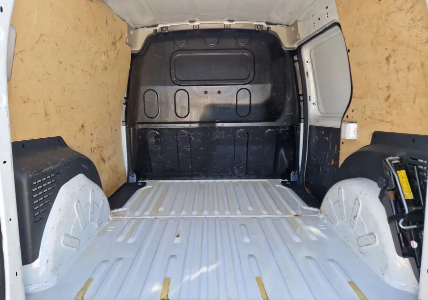 Vue arrière d’un Renault Kangoo blanc 2021, fourgon compact avec portes battantes et logo visible sur un parking extérieur.