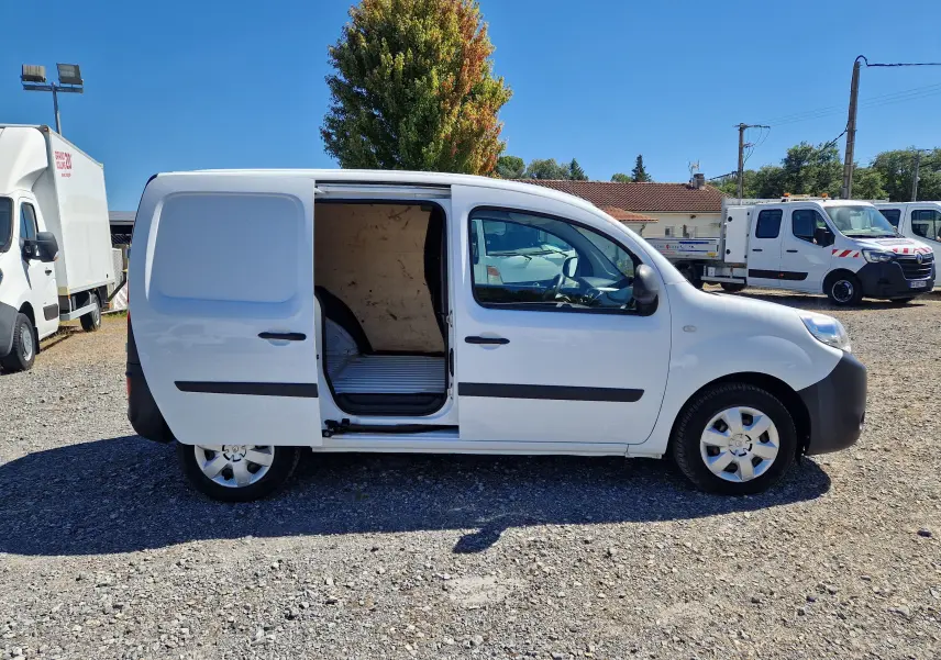 Vue de profil côté droit d'un Renault Kangoo blanc 2021 avec porte latérale coulissante ouverte montrant l'espace de chargement.