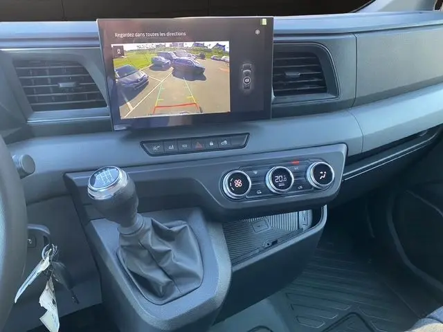 Vue rapprochée du combiné d'instrumentation numérique du Renault Master gris urbain, affichant vitesse et alertes.