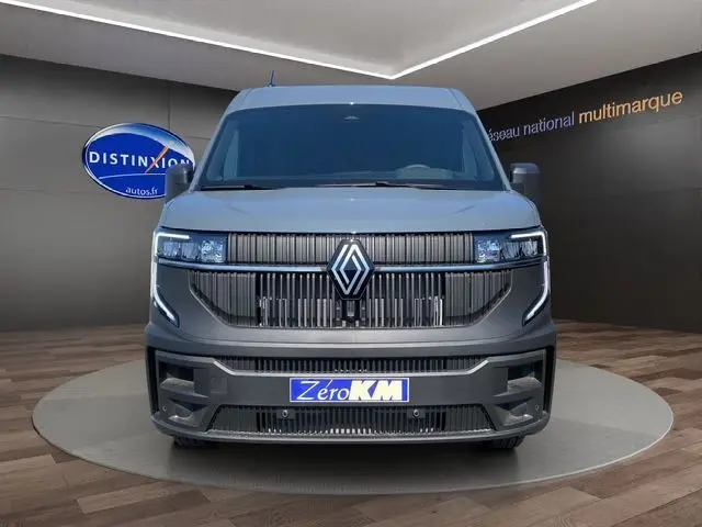Vue avant du Renault Master gris urbain 2025 avec calandre verticale noire et phares LED intégrés.