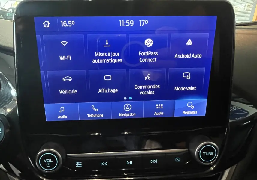 Écran tactile central du Ford Puma 2020 affichant les options connectées et de réglages dans un intérieur noir.