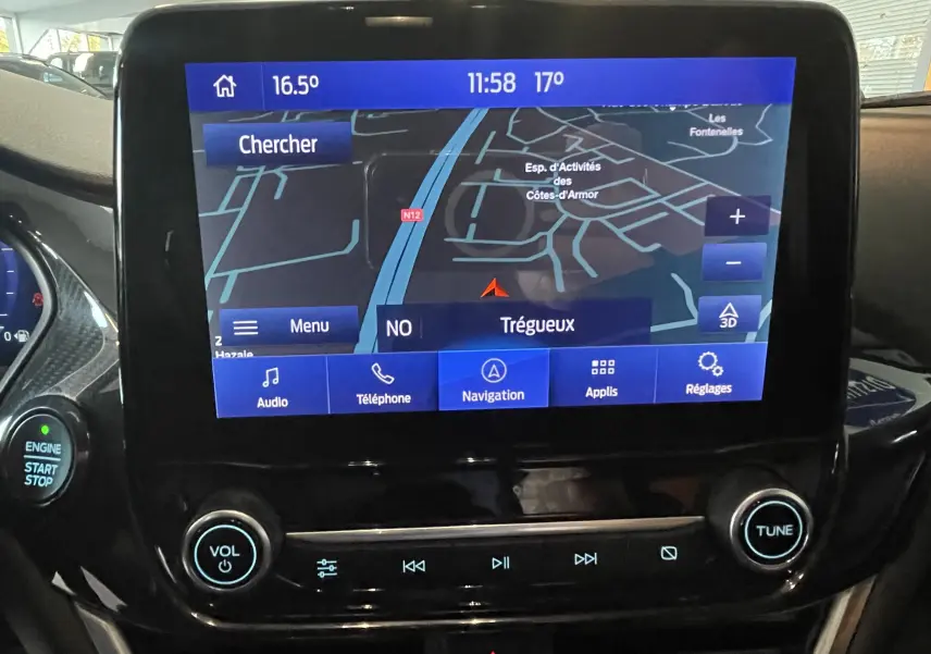 Écran tactile central du Ford Puma 1.5 EcoBlue 2020 affichant la navigation avec commandes audio et bouton start-stop.