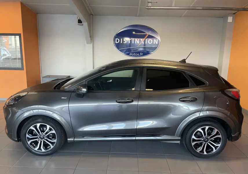 Vue latérale droite d'un Ford Puma gris 2020 en finition ST Line avec jantes alliage et vitres teintées.